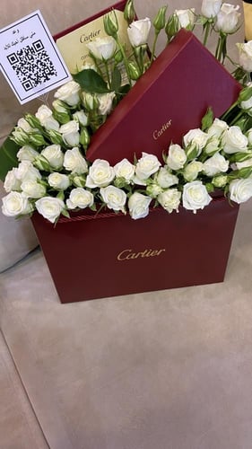 قلم كارتييه مع تنسيق ورد وتوصيل