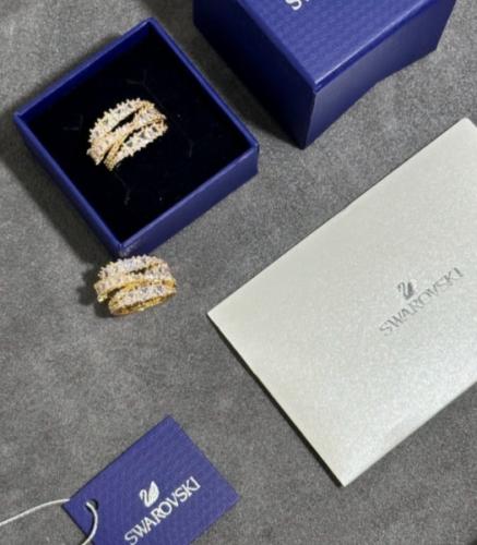 خاتم سوارفسكي ذهبي زيركون شامل الملحقات.