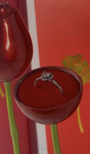 هدايا عيد الحب مكونه( خاتم بندورا بلون الفضي + ورد...