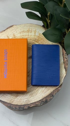 محافظ لويس فيتون مع الملحقات