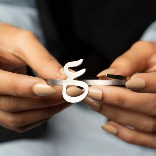 اسوارة نسائية بحفر الحروف العربية - اساور ذهب او ف...