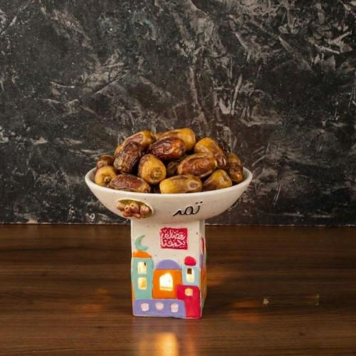 صحن تقديم رمضاني بعبارة (تمر) بقاعدة مضيئة