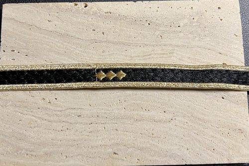 خلخال ذهبي و اسود مستوحى من البشت (00106)