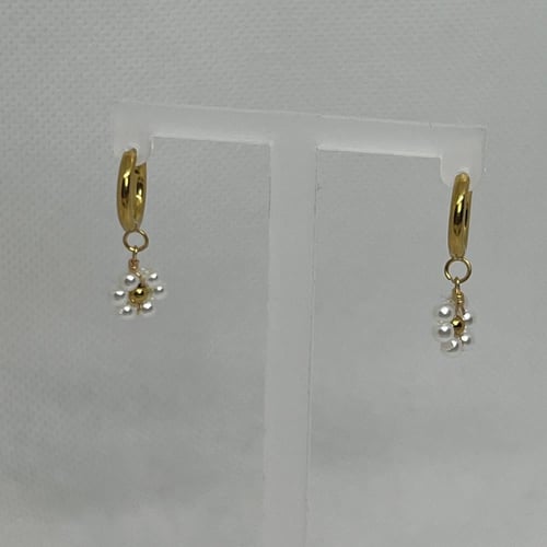 حلق ذهبي مع لولو بشكل وردة (005)