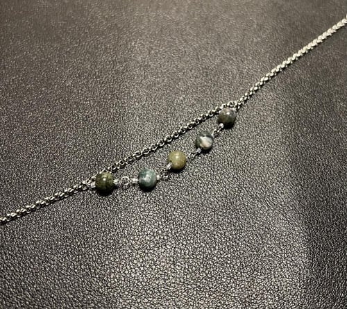 خلخال فضي و خرز اخضر مستوحى من النخيل (00110)