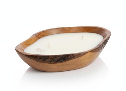 شمعة بصحن خشب على الحجز