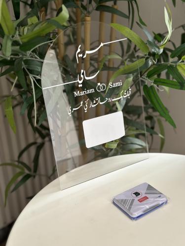 استاند اكريلك مقوس البصمه شفاف