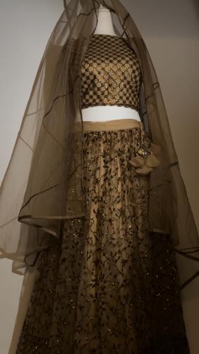 لهينقا النعومة الذهبية. Golden Grace Lehenga