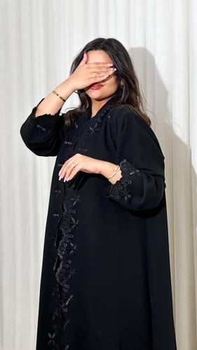 عباية الفارقة بتطريز أسود راقٍ – كريب فاخر وقصة رب...
