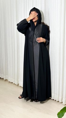 عباية نجلاء بقماش ملكي وتفته لامع – تصميم كلاسيكي...