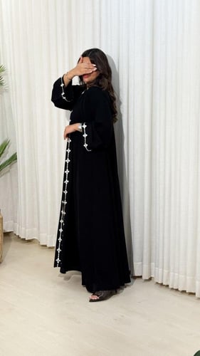 عباية ولاء فاخرة باللون الأسود قماش ملكي بتطريز أب...