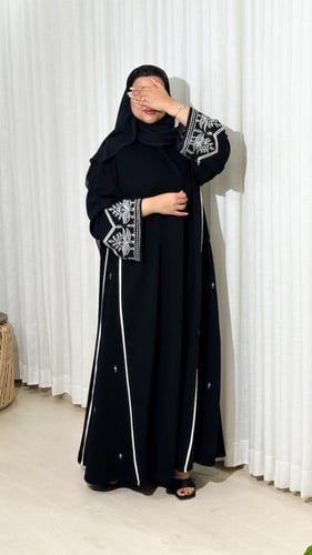 عباية نادرة بتطريز أبيض فاخر على الجوانب والأكمام...