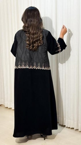 عباية عذوب ملكية مطرزة بتداخل قماش هندي للأكمام وا...