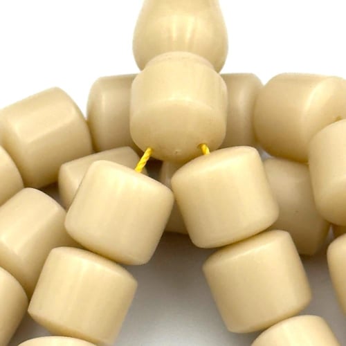 سبحة ضومنة لون بيج قصة برميلي تمليكة