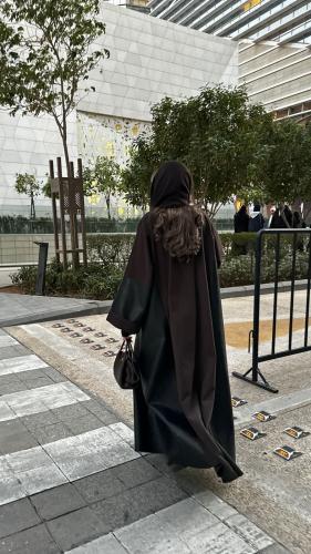 عباية السحاب الداكن