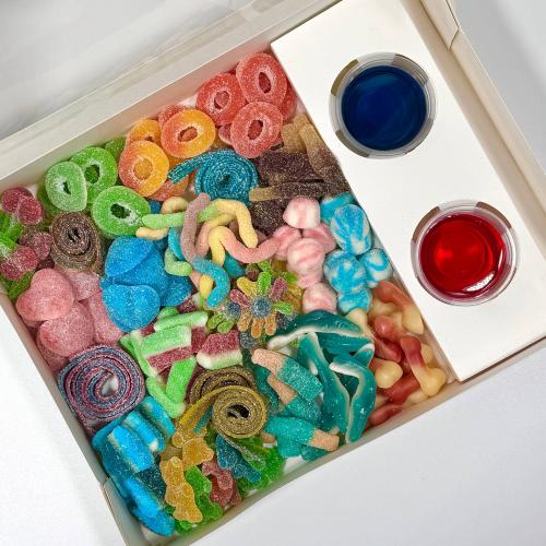 بوكس الجَمعه 1 كيلو مكس حلويات اسباني مع صوص توت ا...