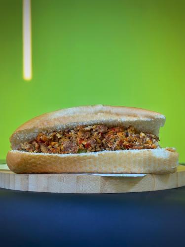 ساندوتش بيض باللحم (فطور)