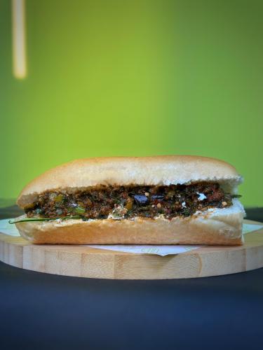 ساندوتش لبنة بذنجان (فطور)