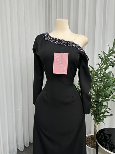 فستان اسود مطرز