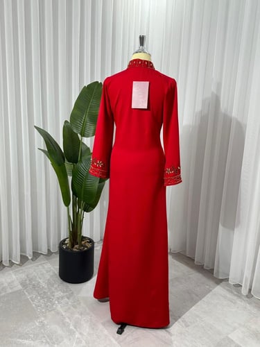 فستان احمر مطرز