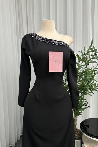 فستان اسود مطرز