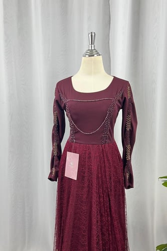 فستان عنابي مطرز ٢