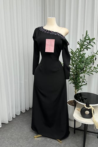 فستان اسود مطرز