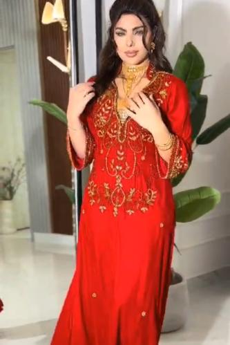 فستان احمر مطرز