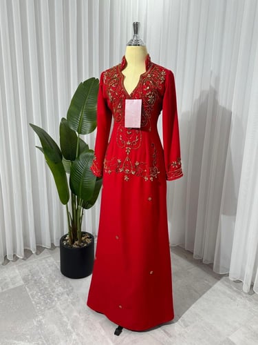 فستان احمر مطرز