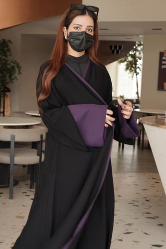 كريب ملكي مع أكمام باللون البنفسجي