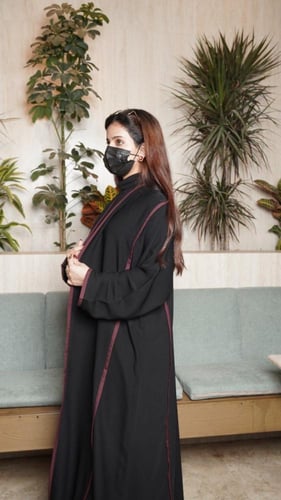 كريب ملكي مع خطوط باللون العودي على العباية