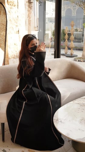 كريب ملكي مع خطوط باللون البني على العباية