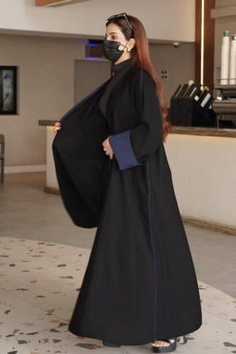 كريب ملكي مع براويز باللون الازرق