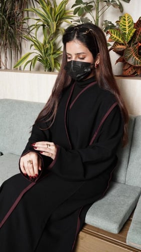 كريب ملكي مع خطوط باللون العودي على العباية