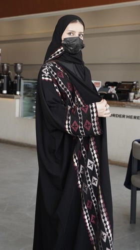 عباية نص بشت بتطريز ملون