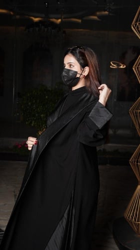 كريب ملكي مع جاكار على الجوانب والاكمام