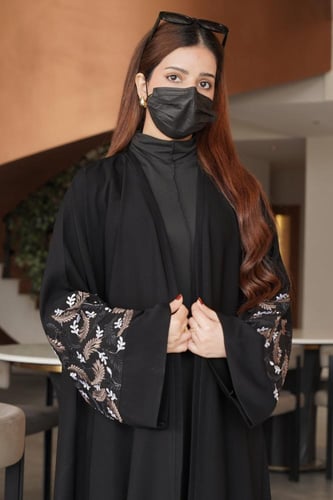 كريب ملكي مع تطريز بني واسود