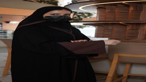 كريب ملكي مع أكمام باللون البني