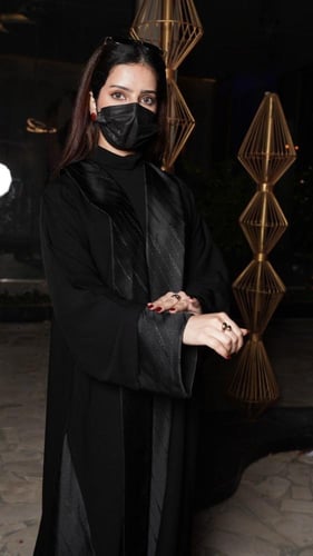 كريب ملكي مع جاكار على الجوانب والاكمام