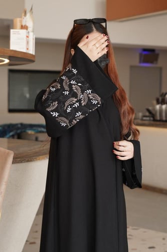 كريب ملكي مع تطريز بني واسود