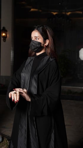 كريب ملكي مع جاكار على الجوانب والاكمام