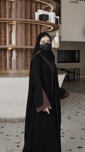 كريب ملكي مع أكمام باللون البني