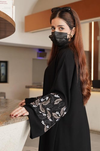 كريب ملكي مع تطريز بني واسود