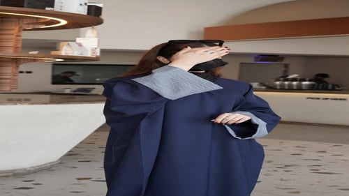 عباية نص بشت بلون كحلي مع كتان سماوي