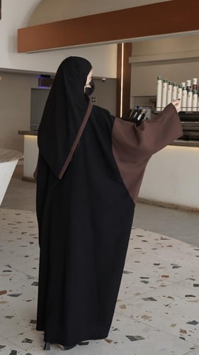 عباية نص بشت مع تصميم أنيق باللون البني