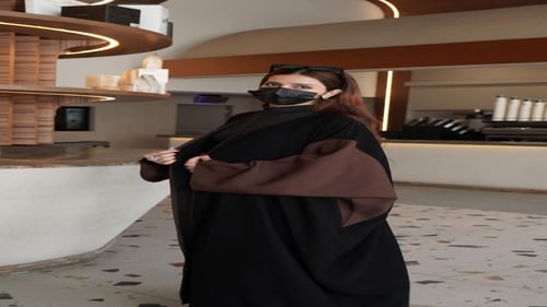 عباية نص بشت مع تصميم أنيق باللون البني