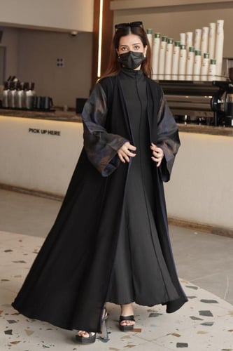 كريب ملكي مع جاكار ازرق على كامل الكم