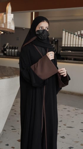 كريب ملكي مع أكمام باللون البني