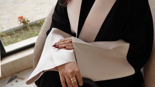 كريب ملكي مع تفتة روسي لماع باللون البيج