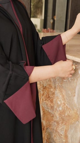 عباية بكم مبطن باللون العودي